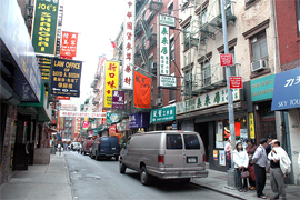 NEW YORK CITYs CHINATOWN el mas grande Chinatown en los Estados Unidos y la mas alta concentracion de chinos en el hemisferio oeste. Chinatown ubicado en la zona este de Manhattan. Con sus dos millas cuadradas desde Kenmore y Delancey streets en el norte, Este Worth streets en el sur, Allen street en el east, y Broadway en el oeste. Con una poblacion estimada entre los 70,000 y 150,000, Chinatown es la destinacion preferida de los immigrantes Chinos en Nueva York Estados Unidos