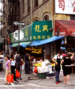 POBLACION EN CHINATOWN DE NEW YORK CITY el 1870, habian solo 200 Chinos. Despues del acto del 1882 la poblacion crecio hasta llegar a 2,000 residentes. El 1900 eran 7,000 los Chinos residentes, pero menos de 200 mujeres Chinas, actualmente entre 70000 y 150000 residentes. Chinatown ofrece una experiencia cultural e historica en Manhattan New York city