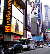 TIMES SQUARE Originalmente llamado "Longacre Square" en 1904 se le llamo Times Square despues de muchos debatitos gracias a una oferta del dueo del New York Times Alfred Ochs cuando el edificio del New York Times fue construido en la calle 42nd donde Broadway y la 7th Avenida se encuentran... Times square cuenta con Broadway y sus famosos espectaculos musicales y de teatro